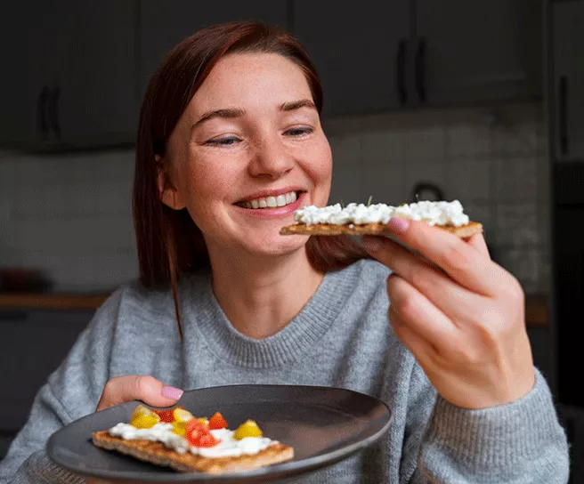 Imagen de una persona comiendo desayuno