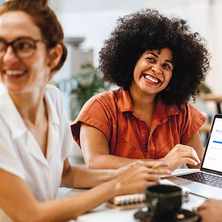 Joven profesional sonríe durante el día de trabajo