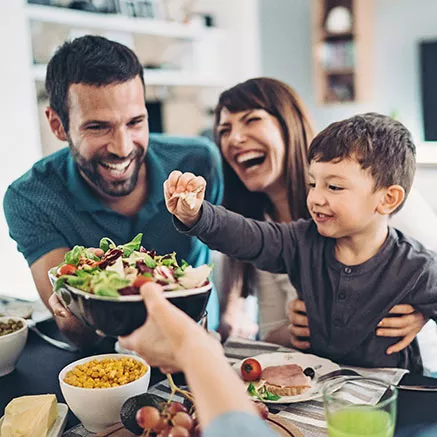 Familia tiene un buen tiempo juntos preparando una salada