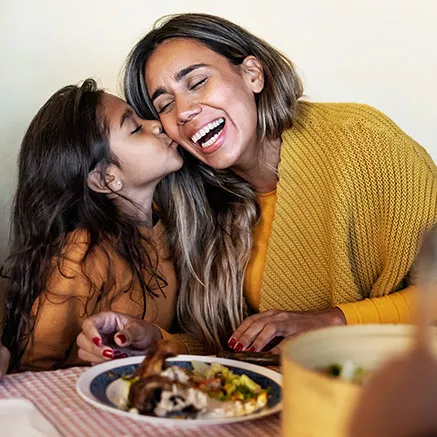 Hija y madre están listas y felices para la cena