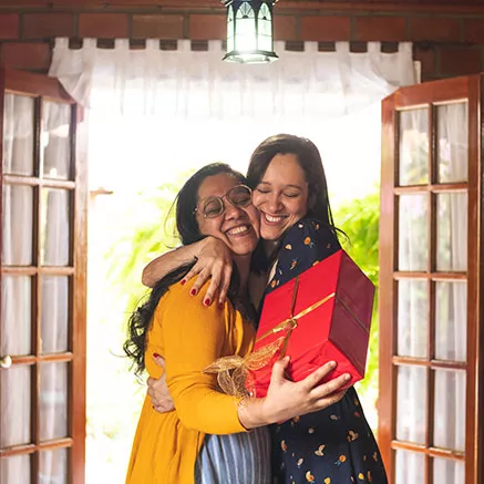 Dos amigas celebran su amistad con un presente