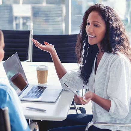 Mujer conversa sobre el paquete de beneficios del estudio jurídico